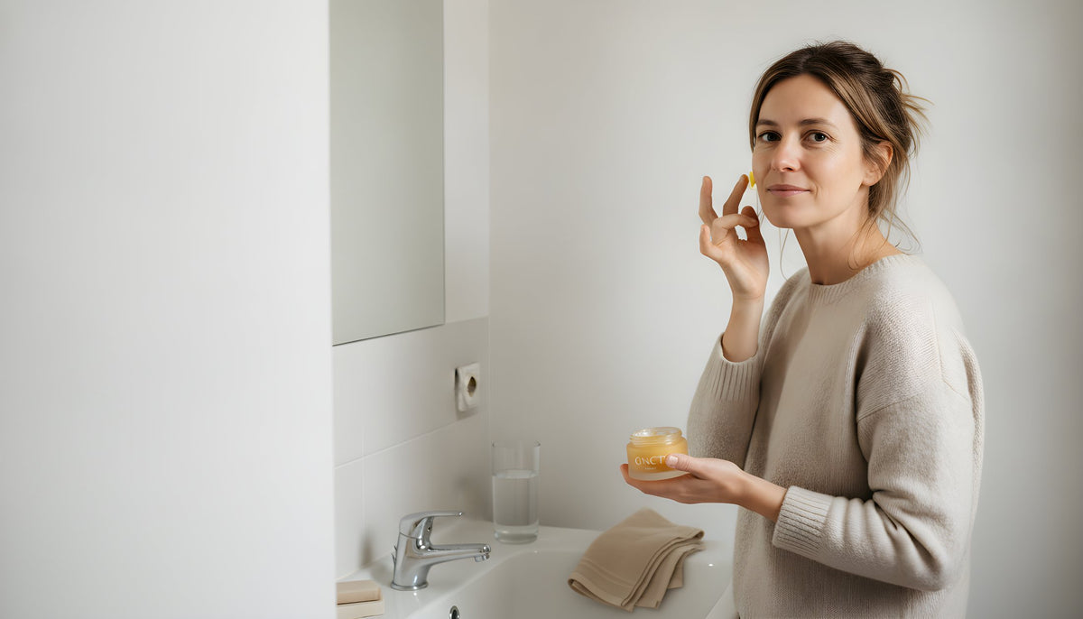Femme appliquant un baume Onctia dans sa salle de bain